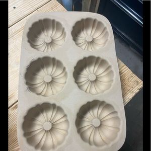 Pampered chef Good used fluted/Bundt pan